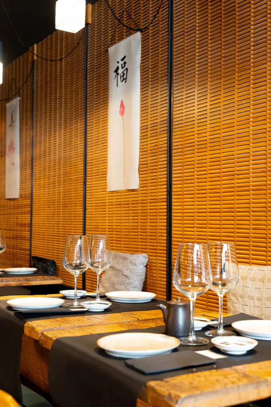 Mesas preparadas en el restaurante 220 Sushi